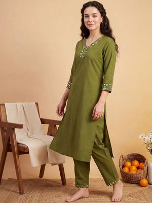 Women Mirror Work Kurta with Trousers 3