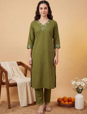 Women Mirror Work Kurta with Trousers 5