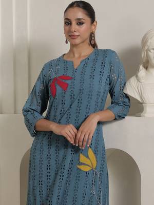 Women Floral Embroidered Thread Work Cotton Kurta with Trousers 2