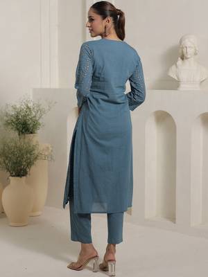 Women Floral Embroidered Thread Work Cotton Kurta with Trousers 4