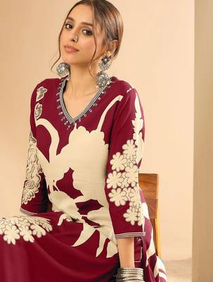 Women Floral Printed Kurta with Pyjamas 2