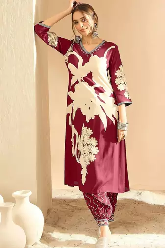 Women Floral Printed Kurta with Pyjamas