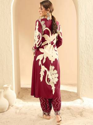 Women Floral Printed Kurta with Pyjamas 5