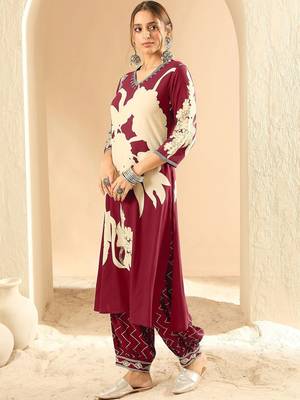 Women Floral Printed Kurta with Pyjamas 6