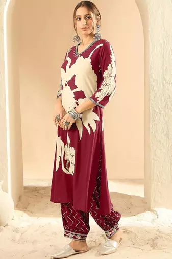 Women Floral Printed Kurta with Pyjamas