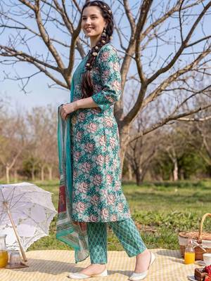 Women Floral Printed Cotton Kurta with Trousers & With Dupatta 1
