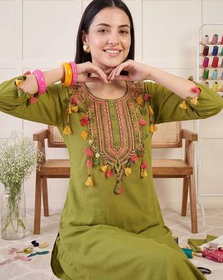 Women Ethnic Motifs Embroidered Thread Work Cotton Kurta with Trousers 2