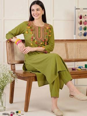 Women Ethnic Motifs Embroidered Thread Work Cotton Kurta with Trousers 5