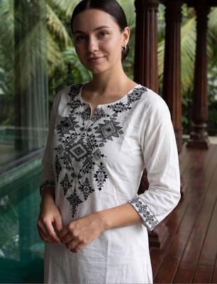 Women Embroidered Thread Work Cotton Kurta with Trousers 2