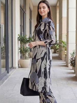 Women Floral Printed Cotton Kurta with Trousers 3