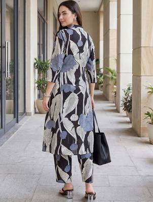 Women Floral Printed Cotton Kurta with Trousers 4