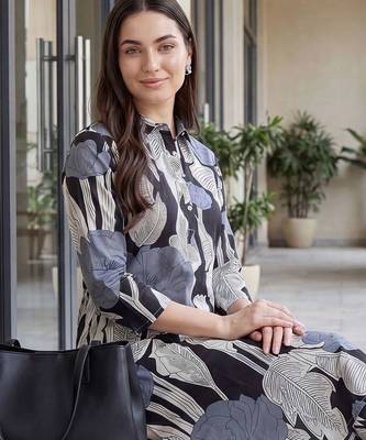 Women Floral Printed Cotton Kurta with Trousers 5