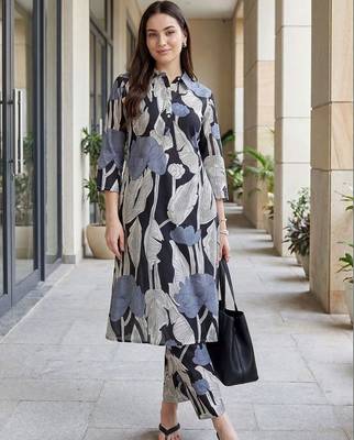 Women Floral Printed Cotton Kurta with Trousers 6