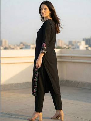 Women Floral Embroidered Thread Work Cotton Kurta with Trousers 3