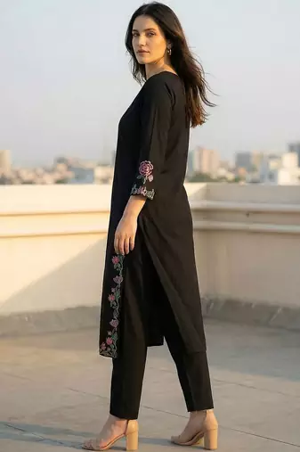 Women Floral Embroidered Thread Work Cotton Kurta with Trousers