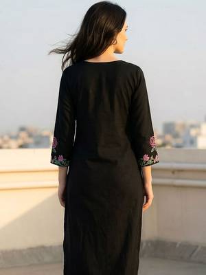 Women Floral Embroidered Thread Work Cotton Kurta with Trousers 4
