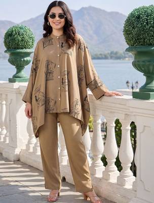 Women Ethnic Motifs Printed Kurti with Trousers 1