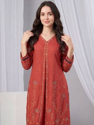 Women Ethnic Motifs Embroidered Thread Work Kurta with Trousers 3