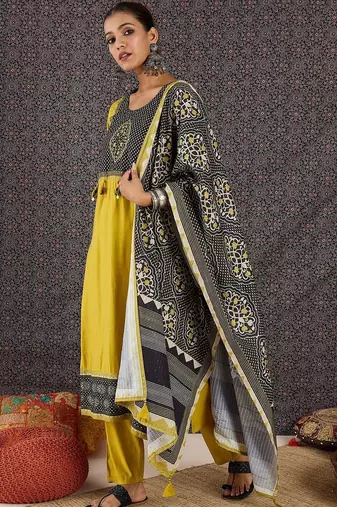 Women Ethnic Motifs Printed Kurta with Trousers & With Dupatta