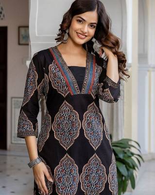 Women Ethnic Motifs Printed Cotton Kurta with Trousers 2