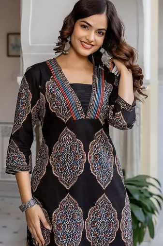 Women Ethnic Motifs Printed Cotton Kurta with Trousers