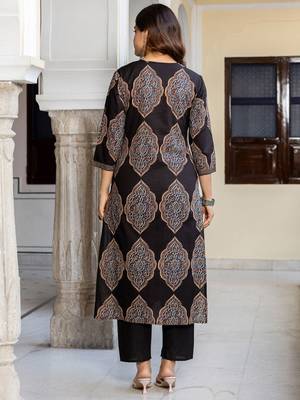 Women Ethnic Motifs Printed Cotton Kurta with Trousers 4
