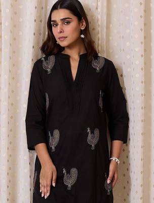 Women Ethnic Motifs Embroidered Thread Work Cotton Kurta with Trousers 4