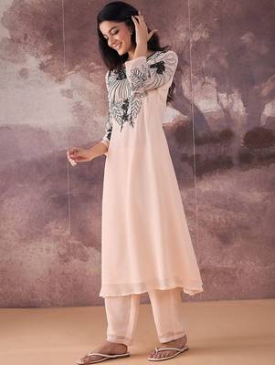 Floral Embroidered V-Neck Thread Work A-Line Kurta with Trousers 3