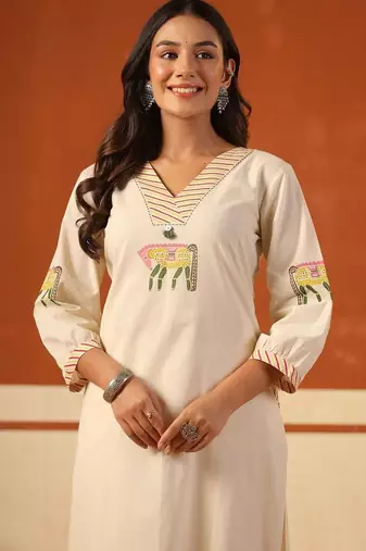 Women Ethnic Motifs Printed Cotton Kurta with Trousers
