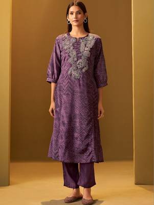 Women Ethnic Motifs Printed Panelled Kurta with Trousers 3