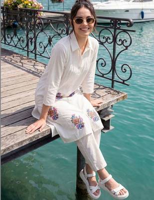Women Floral Embroidered Thread Work Cotton Kurta with Trousers 3