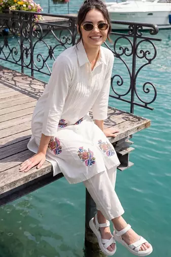 Women Floral Embroidered Thread Work Cotton Kurta with Trousers
