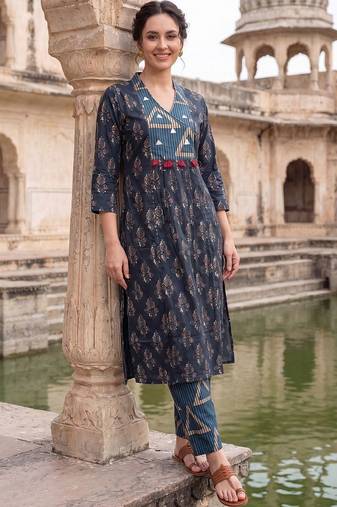 Women Ethnic Motifs Printed Cotton Kurta with Trousers