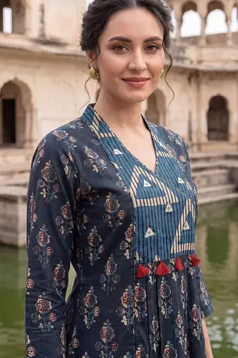 Women Ethnic Motifs Printed Cotton Kurta with Trousers