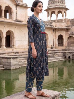 Women Ethnic Motifs Printed Cotton Kurta with Trousers 3