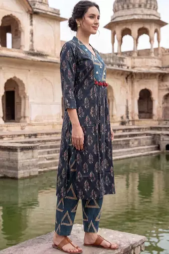 Women Ethnic Motifs Printed Cotton Kurta with Trousers