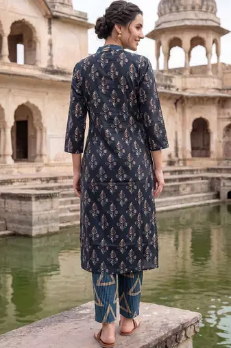 Women Ethnic Motifs Printed Cotton Kurta with Trousers