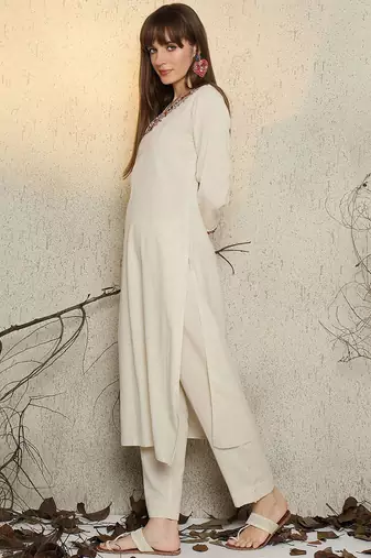 Ethnic Motifs Embroidered V-Neck Straight Thread Work Kurta With Trouser