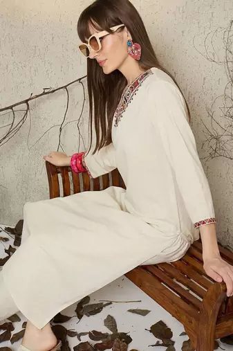 Ethnic Motifs Embroidered V-Neck Straight Thread Work Kurta With Trouser