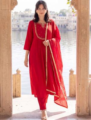 Women Embroidered Empire Thread Work Kurta with Trousers & With Dupatta 6
