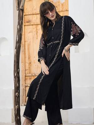 Women Ethnic Motifs Embroidered Kurta with Trousers 1