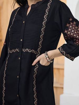 Women Ethnic Motifs Embroidered Kurta with Trousers 3