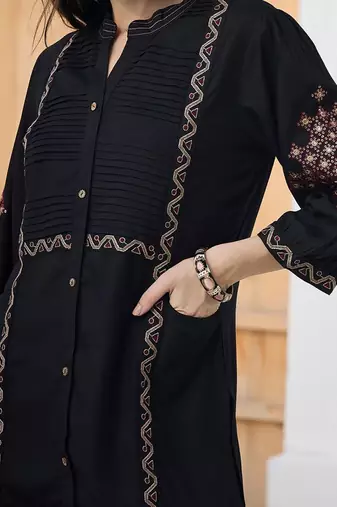 Women Ethnic Motifs Embroidered Kurta with Trousers
