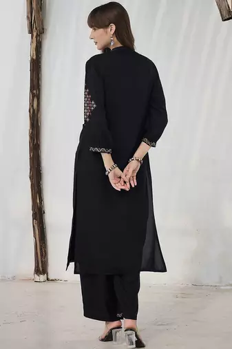 Women Ethnic Motifs Embroidered Kurta with Trousers