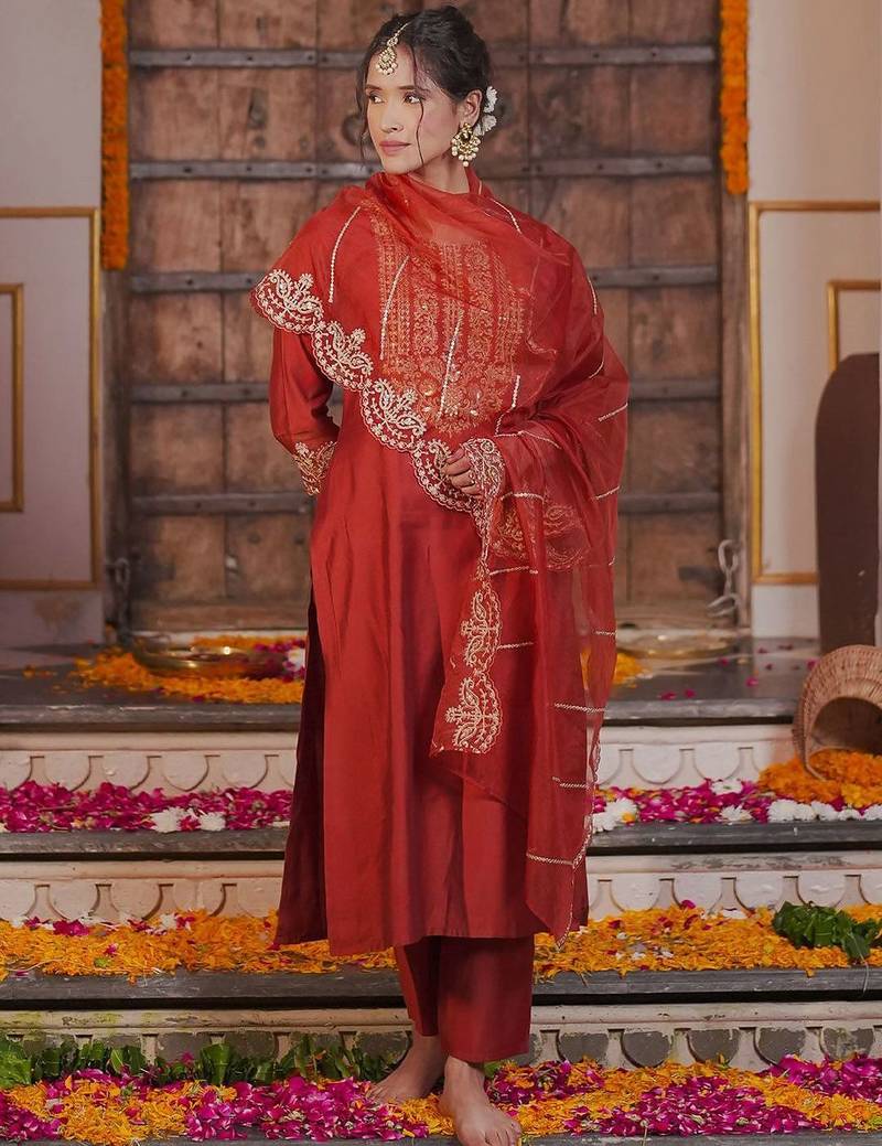 Ethnic Motifs Embroidered Liva Straight Kurta With Trousers & Dupatta