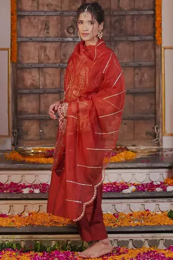 Ethnic Motifs Embroidered Liva Straight Kurta With Trousers & Dupatta