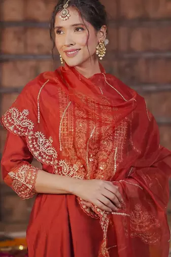 Ethnic Motifs Embroidered Liva Straight Kurta With Trousers & Dupatta