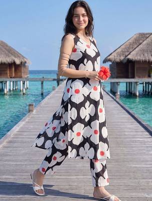 Women Floral Printed Cotton Kurti with Trousers 3