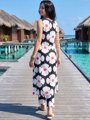 Women Floral Printed Cotton Kurti with Trousers 6