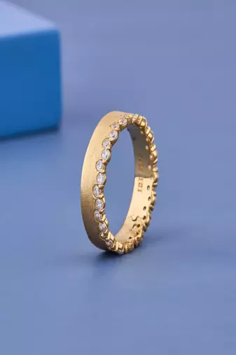 Elegant Matte Gold Diamond Band Ring